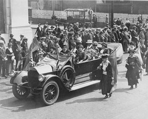 Carrie Chapman Catt (1859-1947) Upton en Shuler in een suffrage parade, 1919
